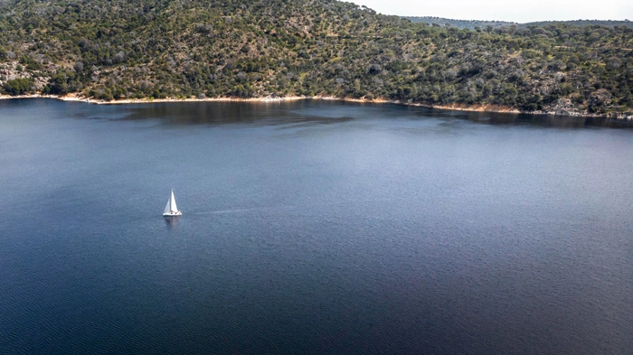 Yacht vor grünem Ufer in Mecklenburg