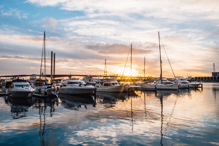 Yacht nahe einer Marina an der Seenplatte