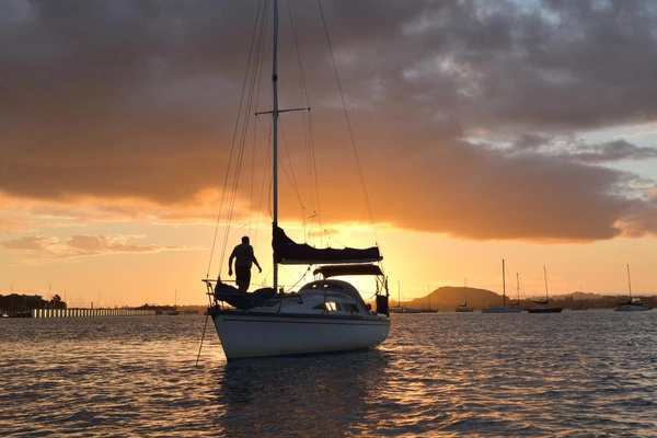 Motoryacht auf einer längeren Seenroute