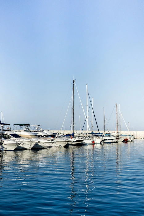 Yacht bei einer Marina in Mecklenburg